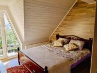 Habitación con cama grande y balcón