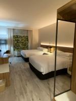 Zimmer mit 2 Queensize-Betten und rollstuhlgerechter Dusche, barrierefrei – für Gäste mit eingeschränkter Mobilität geeignet, Nichtraucher