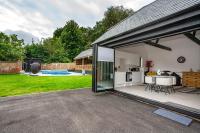 B&B Deal - Luxury private estate summer winter 32c heated pool & hot tub bar stay deal kent - Bed and Breakfast Deal