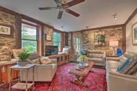 Lakefront Poconos Retreat w/ Hot Tub, Near Hiking! - Chambres d'hôtes Bear Creek Village