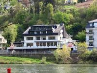 Apartment mit Balkon und Blick auf den Fluss