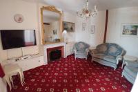 5-bedroom house with pool at edge of small village - Ferienwohnung Laparade