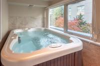 Condo, 1 Bedroom + Loft, Private Hot Tub (Unit 207)