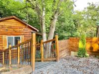 New Tiny cabin Hot tub Firepit Fenced yard - B&B