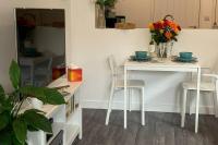 BOURNEMOUTH Nr TOWN-BEACH-TRAIN-COACH-UNI-SHOPS-Lovely ENTIRE APARTMENT ALLOWS QUIET GOOD DOGS - B&B Bournemouth