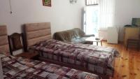 Tweepersoonskamer met 2 Aparte Bedden en Eigen Badkamer