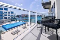 Stylish luxury condo, central location, ocean view, pool, gym - B&B Oranjestad