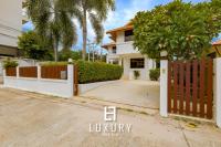 Modern Pool villa, 4 Bedroom Close to Beach - HV - B&B