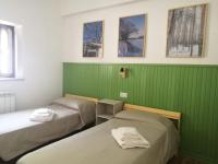 Tweepersoonskamer met 2 Aparte Bedden en Eigen Badkamer