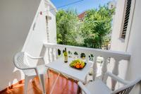 Apartment with Garden View