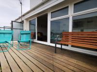 No 28 Contemporary beach side property with sea views - B&B