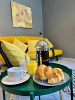 Trendy Stylish Apartment! - 5 Minute Walk to the Best Beach! - Great Location - Parking - Fast WiFi - Smart TV - Newly decorated - sleeps up to 6! Close to Bournemouth & Poole Town Centre & Sandbanks - Chambres d'hôtes Bournemouth