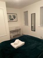 Lovely 2 bed house Cannock Driveway for 2 vehicles Perfect for contractors Business Travellers Short Stays Close to M54 M6 i54 A38 A5 McArthur Glen Designer Outlet - B&B Cannock