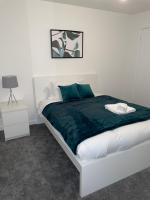 B&B Cannock - Cannock, Modern 2 bed house, Perfect for contractors, Business Travellers, Short Stays, Driveway for 2 vehicles, Close to M6, M54/i54, A5.A38. McArthur Glen Designer Outlet - Bed and Breakfast Cannock