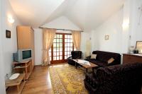 Estudio con balcón y vistas al jardín