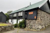 Charming and Authentic Heritage Retreat in Kvívík - right next to the river - Chambres d’hôtes Kvívík