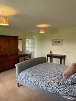 Habitación con cama extragrande y vistas al jardín