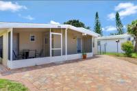 Comfy 3 bedroom with parking & close to everything - Chambres d’hôtes