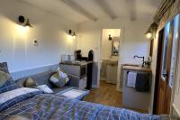 B&B Swanton Morley - Idyllic Shepherds Hut, Bylaugh, in private wildflower meadow - Bed and Breakfast Swanton Morley