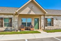 Hill Country Haven a Modern Rustic - 2 Bedroom 2 Bathroom Townhouse off Main Street - Chambres d'hôtes Fredericksburg