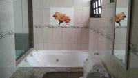 Vierbettzimmer mit Badewanne