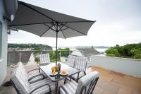 B&B Laugharne - Lloret- Modern retreat with Castle views and private Hot Tub - Bed and Breakfast Laugharne