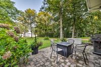 Charming Lakefront Home with Grill and Fire Pit! - Ferienwohnung New Concord