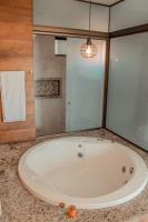 Habitación con cama extragrande y bañera de hidromasaje