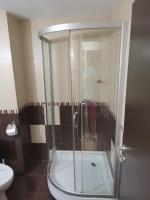 Zimmer mit Kingsize-Bett und Balkon