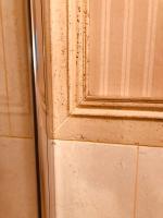 Zimmer mit Kingsize-Bett und Gartenblick. 