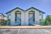 1 Block to Branson Strip Cozy Golf-View Condo - B&B Branson