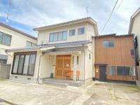 Three-Bedroom with Large Bathroom