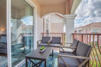 Top floor condo with view of lake, pool and fireworks! Next to Convention Center! - B&B