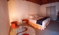 Zimmer mit Queensize-Bett und Whirlpool-Badewanne