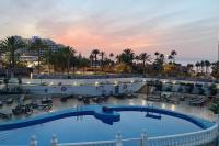 Stylish 2-Bedroom Apartment with AC & Pool - Chambres d'hôtes Arona