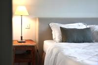 Zimmer mit Kingsize-Bett und Bergblick