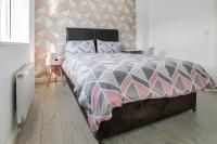 B&B Derby - Pink Sapphire Double Room with En-suite & Wifi - Bed and Breakfast Derby