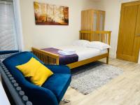 MODERN STUDIO APARTMENT, PRIVATE- DRIVEWAY PARKiNG - B&B Kenilworth