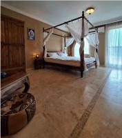 Zimmer mit Kingsize-Bett und Balkon