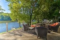 'Riverside Hide-A-Way' w/ Patio, BBQ, Fishing Pier - B&B Gassville