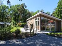 B&B Hoenderloo - Modern chalet with AC, located at a playground - Bed and Breakfast Hoenderloo