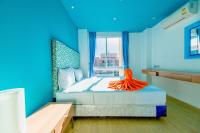 Apartment with Pool View