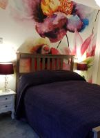B&B Huddersfield - The Snug at Plover Cottage Lindley - Bed and Breakfast Huddersfield