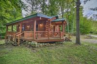 B&B Manistique - Updated Manistique Log Cabin, Yard and Fire Pit - Bed and Breakfast Manistique