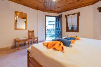 Suite con cama grande y balcón