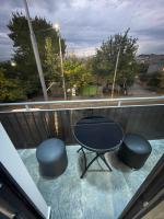Designed Apartment with French Balcony SELF CHECK IN - Chambres d’hôtes