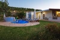 Lilium Villa, a Family Nature Escape with Pool, By ThinkVilla - Chambres d'hôtes Pérama