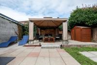 1-Bedroom Apartment with a Private Garden, beach 5-min walk - Bed and Breakfast