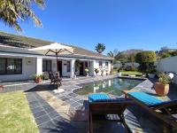 B&B Plettenberg Bay - Villa Mintos - 4 bed 3 bath, Pool, 750m to Robberg 5 Beach - Bed and Breakfast Plettenberg Bay