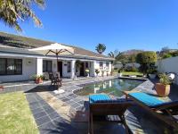 Villa Mintos - 4 bed 3 bath, Pool, 750m to Robberg 5 Beach - B&B Plettenberg Bay
